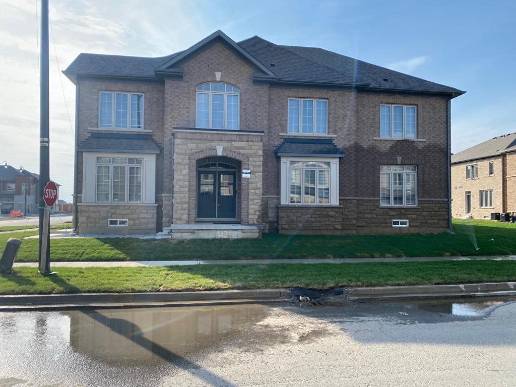 537 Veterans Dr Brampton On L7A 0C4 Vila Exterior foto